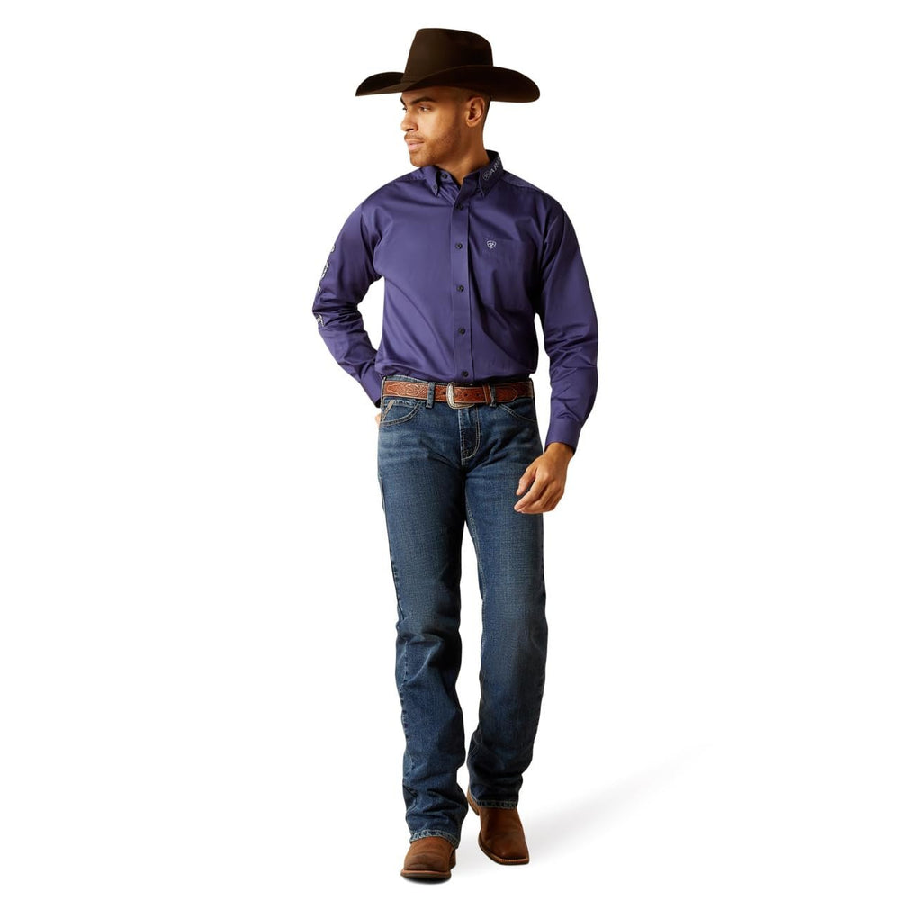 
                  
                    Man Wearing Ariat Men's Team Logo Twill Classic Fit Shirt
                  
                