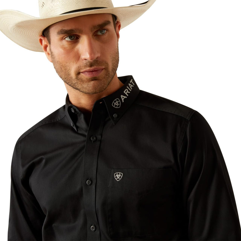 
                  
                    Close-up of Man Wearing Ariat Men's Team Logo Twill Classic Fit Shirt in Black/Grey
                  
                