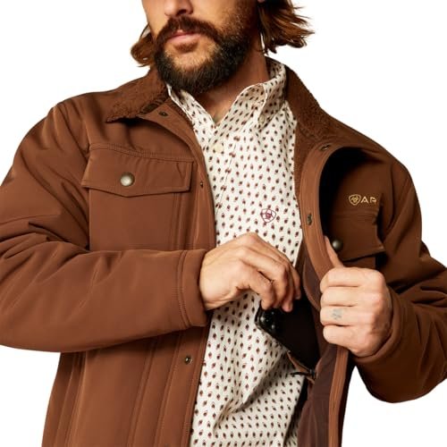 
                  
                    Man Putting Phone Inside Interior Pocket of Ariat Men's Vernon Sherpa 2.0 Jacket in Carafe
                  
                