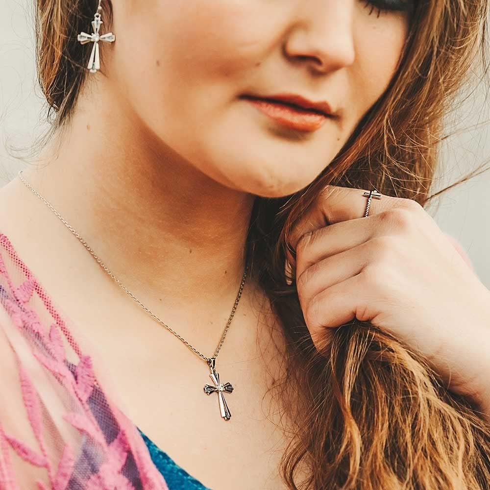 
                  
                    Woman Wearing Montana Silversmiths Women’s Faith On Full Ring
                  
                