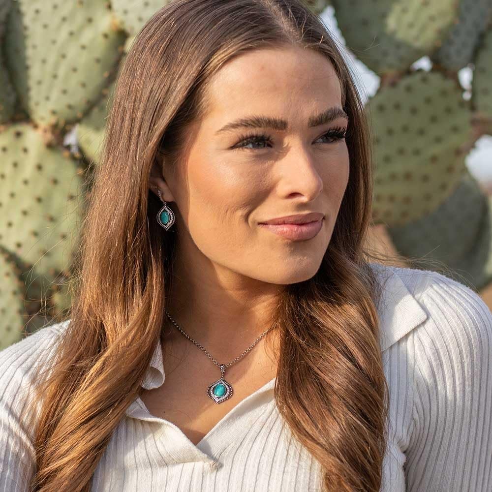 
                  
                    Woman Wearing Montana Silversmiths Sparkling Desert Skies Turquoise Necklace
                  
                